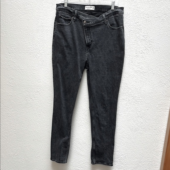 Abercrombie & Fitch 90’s Slim Straight Ultra High Rise Jean 33/16 - Picture 1 of 5